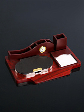 Набор офисный дерево красное 4 предмета , создан в классическом стиле.