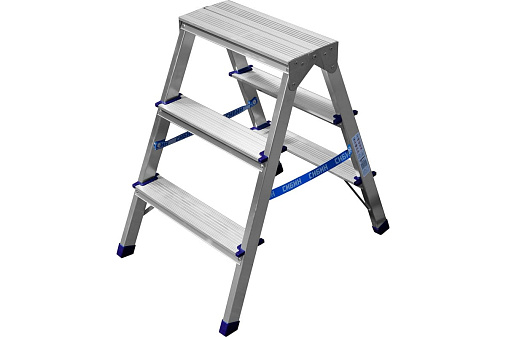 Лестница-стремянка двусторонняя 3 ступени СИБИН "38825-03". Материал - алюминий. Рифлёная поверхность ступеней. Глубина ступеней 80мм, высота 65 см, Максимальная нагрузка 150 кг, вес 2,3 кг,  