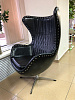 Кресло оригинальное  Авиатор  Egg Aviator  материал обивки экокожа, крестовина металлическая, размеры ШхВхГ 80х110х90мм, цвет черный. Края кресла обрамлены металлическими заклепками и  с мехнизмом качания