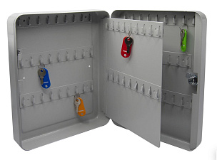 Шкаф для ключей Silwerhof. В комплект входят 90 разноцветных брелоков для ключей и крепежная фурнитура. Размер: 300x240x80 мм (ВхШхГ)