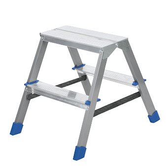 Лестница-стремянка двусторонняя 2 ступени НИКА ДЛС2. Материал - металлическая сталь. Рифлёная поверхность ступеней. Глубина ступеней 82мм, высота 46 см, Максимальная нагрузка 150 кг, вес 2,6 кг, 